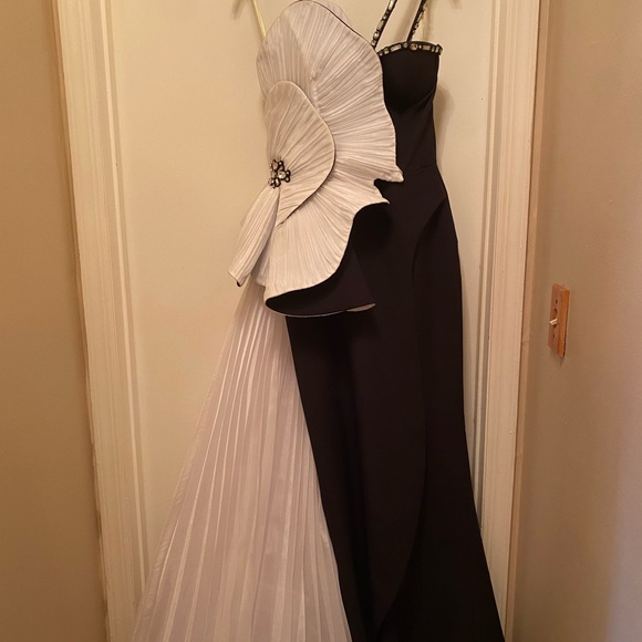 Pre Owned Fouad Sarkis 2796
Size: 8
Color : Black and white - Picture 4 of 6